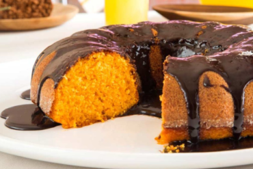 Bolo de Cenoura com Calda de Chocolate Fitness Fácil e Rápido