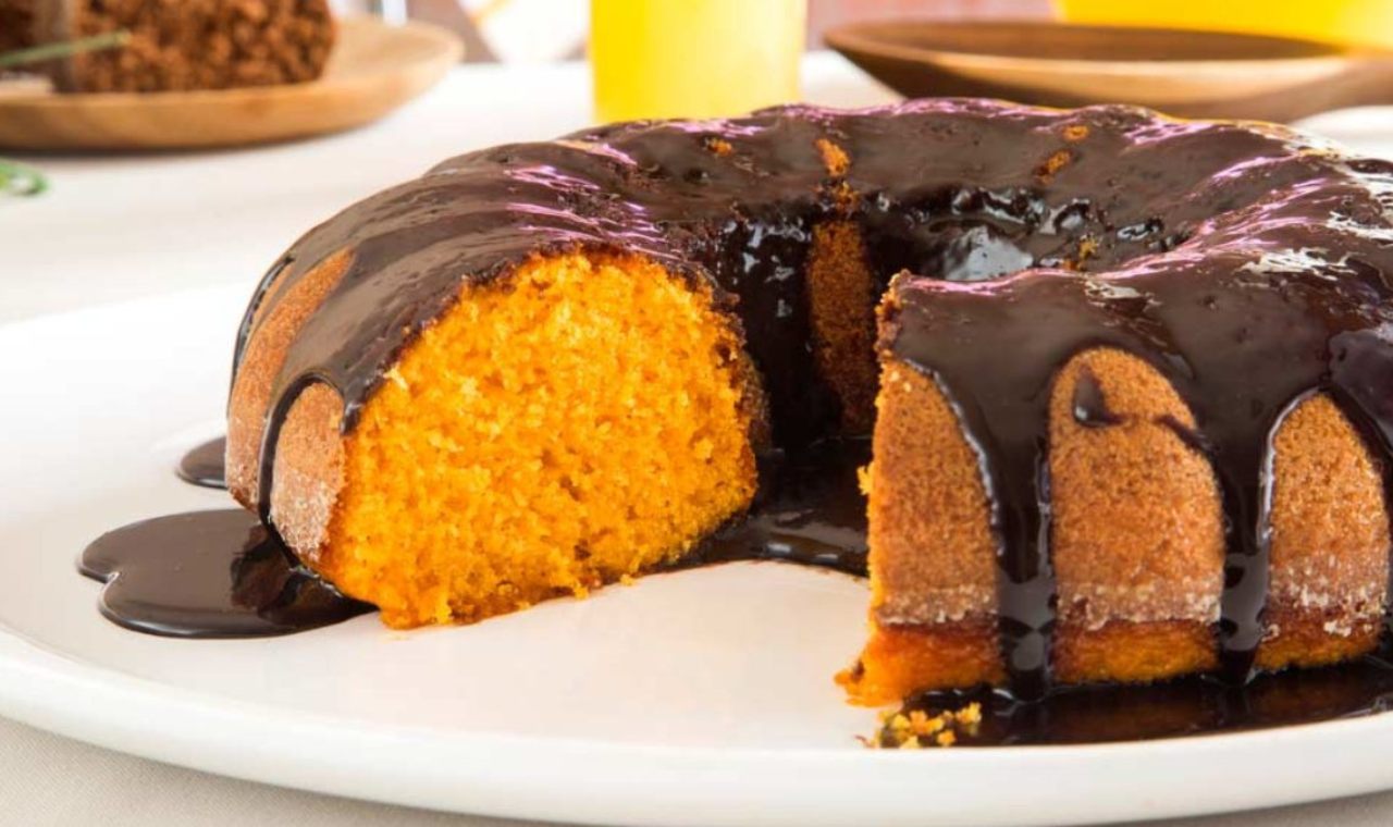 Bolo de Cenoura com Calda de Chocolate Fitness Fácil e Rápido