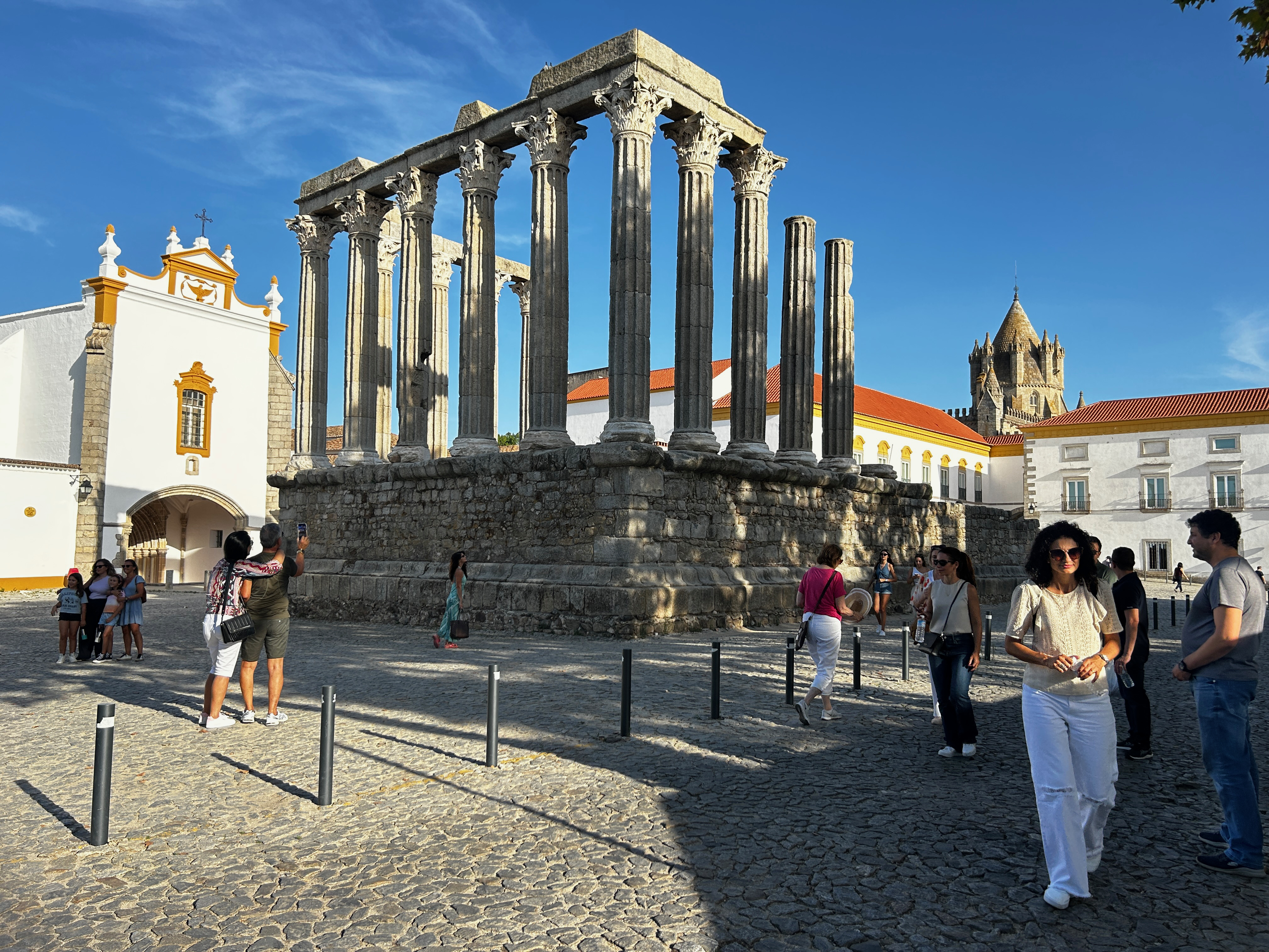 O Templo de Diana na animadíssima Évora.