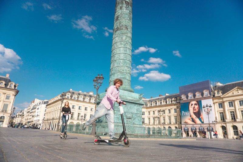 A linda Place Vendôme: você pode fazer o percurso de patinete